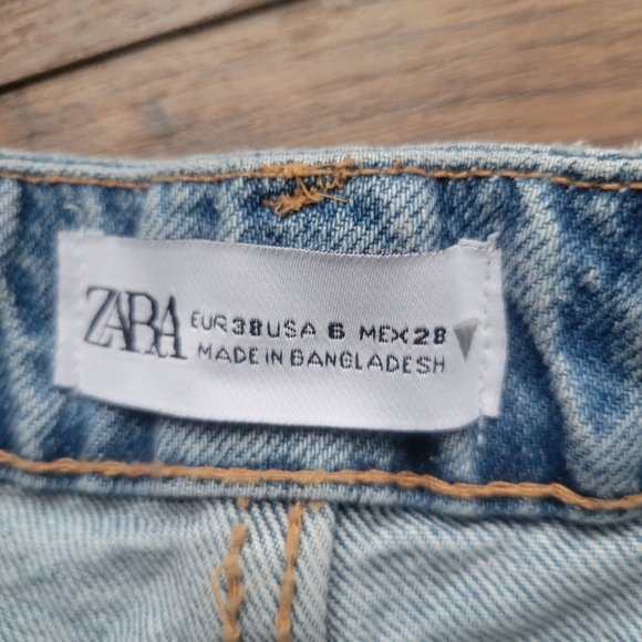 Zara High Waist Mom Fit 5 Pockets Cuffed Hem Med Wash Demin Short Sz 6 - Picture 3 of 4